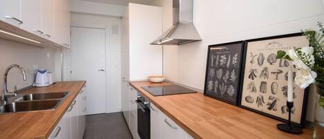 Fridge, oven, dishwasher, coffee/tea maker