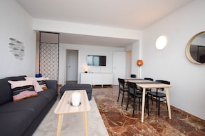 TV - Ref: 204 Beachfront 2 bedroom apartment in Torreblanca with spectacular sea views (Fuengirola)