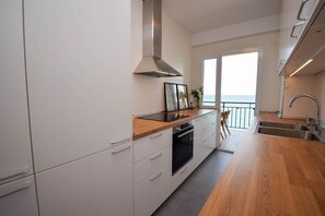 Kühlschrank, Ofen, Geschirrspüler, Wasserkocher mit Kaffee-/Teezubehör