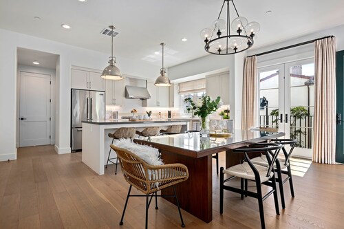 Modern Luxury Condo In Uptown SB