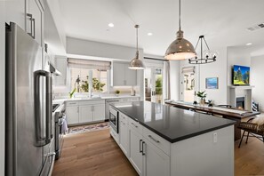 Réfrigérateur, four à micro-ondes, un four, surface de cuisson
