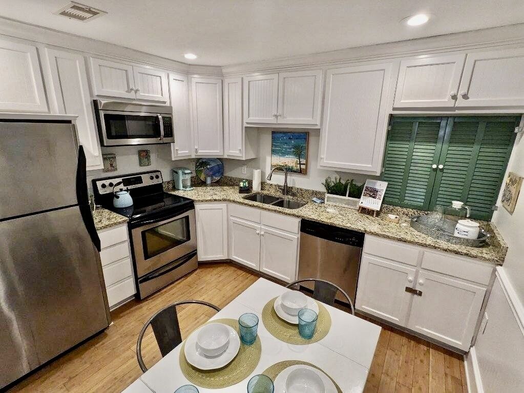 Réfrigérateur, micro-ondes, four, plaque de cuisson