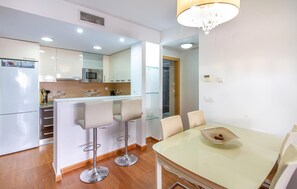 Dining - Cozy apartment in Torrevieja with WiFi (Torrevieja)