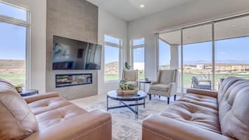 Televisión, chimenea y estéreo