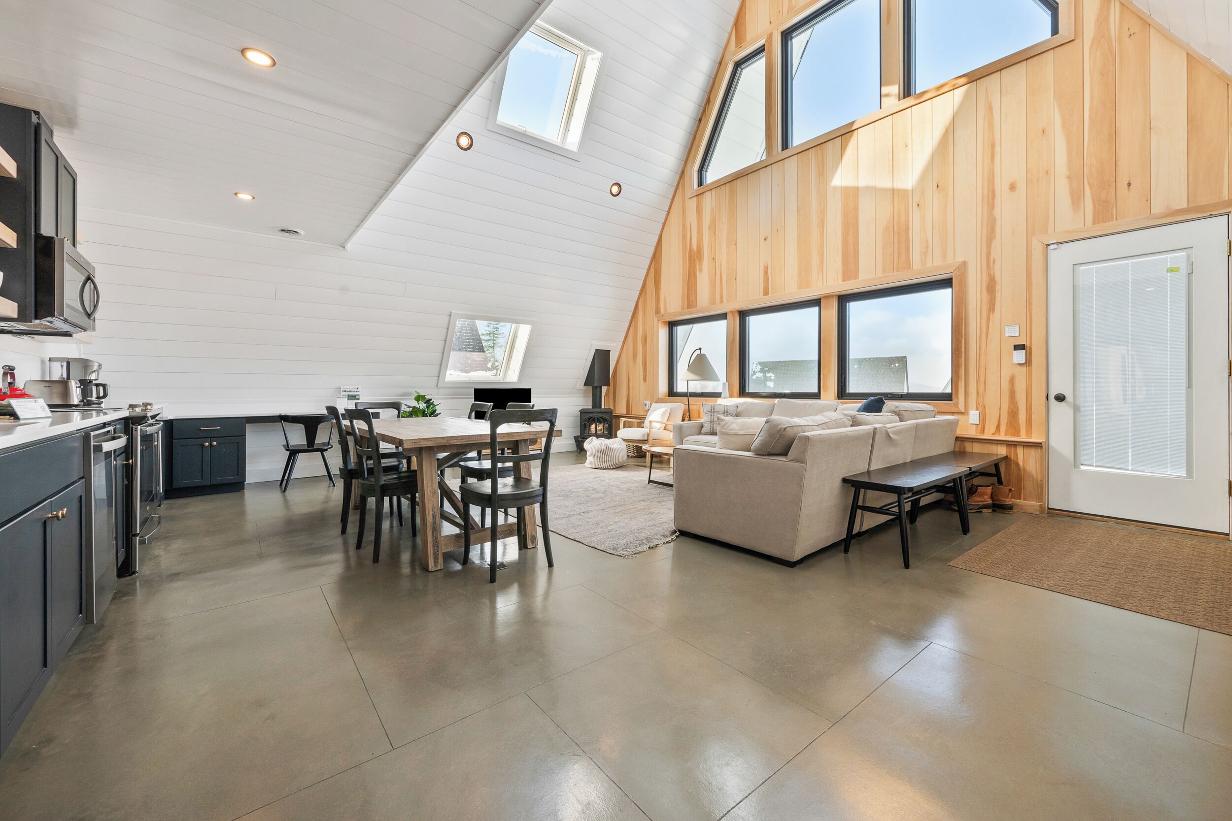 Smart TV, chimenea y libros 