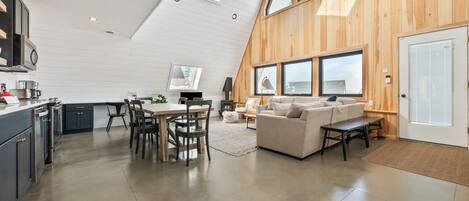 Smart TV, chimenea y libros