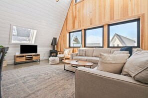 Smart TV, fireplace, books - Saddleback Parmachanee 22- easy ski-in/out location on Saddleback! (Sandy River Plantation)