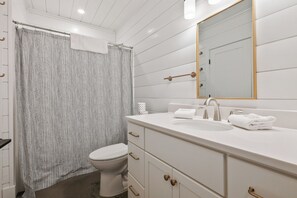 Combined shower/bathtub, hair dryer, towels