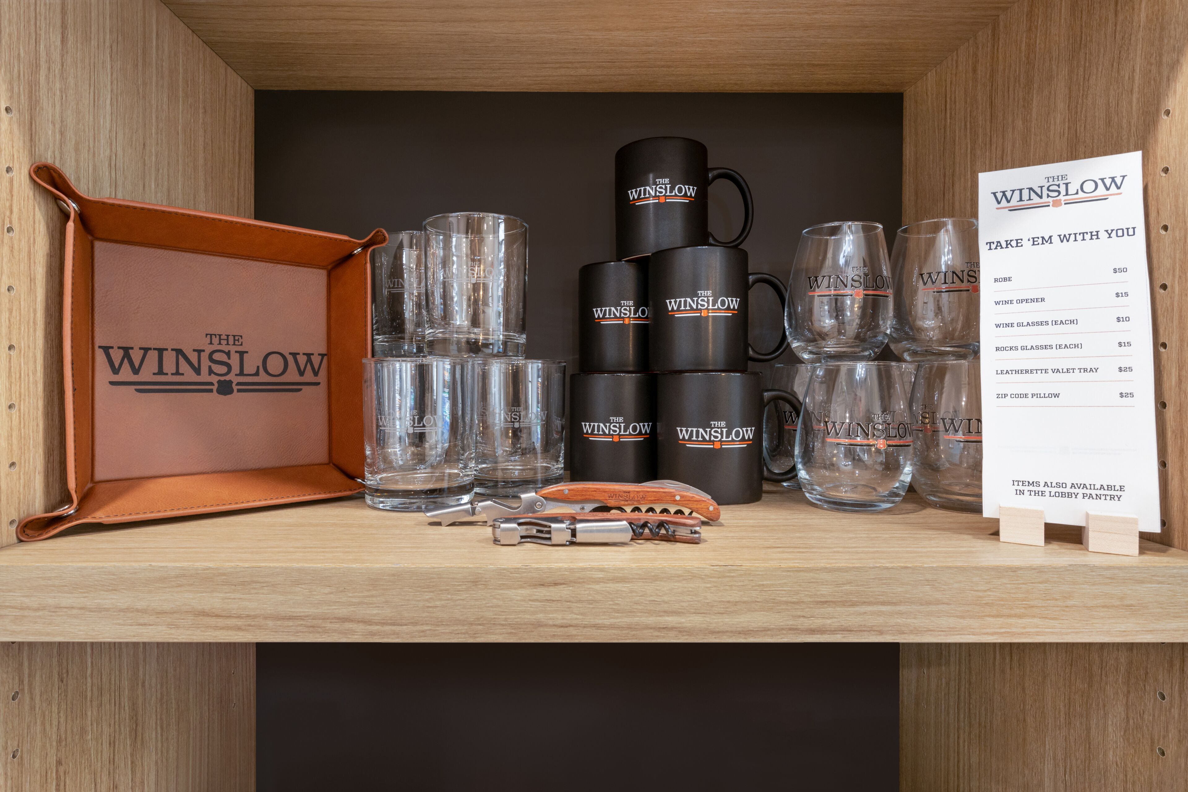 Una presentación de copas de vino The Winslow y accesorios en una caja de madera.