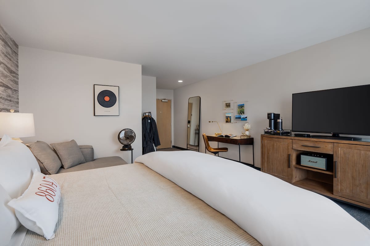 Owners Suite, 1 King Bed | Pillowtop beds, desk, laptop workspace, blackout drapes