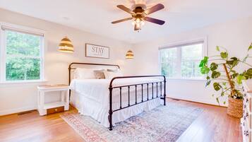 3 Schlafzimmer, Schreibtisch, Bügeleisen/Bügelbrett, Reisekinderbett