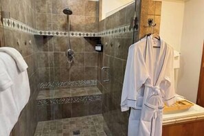 Shower, jetted bath, hair dryer, towels - Sunset Grove: New Hot Tub|Stunning Views|Game Room (Teller County)
