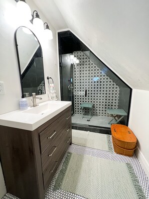 Dusj, hårføner, håndklær og såpe