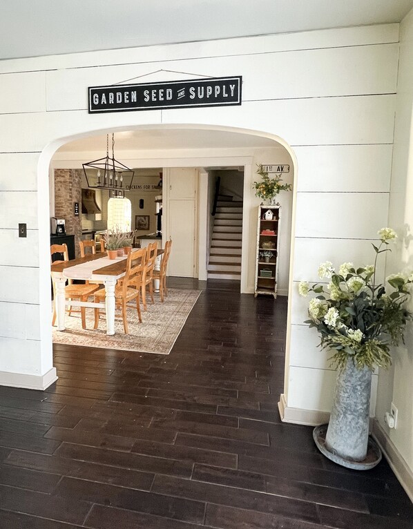 Dining - Gorgeous downtown beauty! 2min walk to local restaurant's/Main Street Montrose (Montrose)