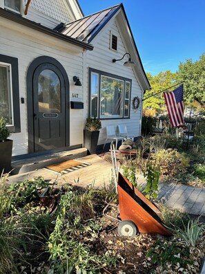 Exterior detail - Gorgeous downtown beauty! 2min walk to local restaurant's/Main Street Montrose (Montrose)
