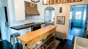 A modern kitchen with a wooden bench, hanging lights, and a 'FLORAL' sign on the wall. - Gorgeous downtown beauty! 2min walk to local restaurant's/Main Street Montrose (Montrose)