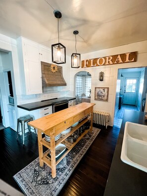 Interior - Gorgeous downtown beauty! 2min walk to local restaurant's/Main Street Montrose (Montrose)