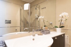Dutxa, assecador de cabells i bidet 