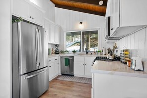 Geladeira, micro-ondas, fogão, cooktop
