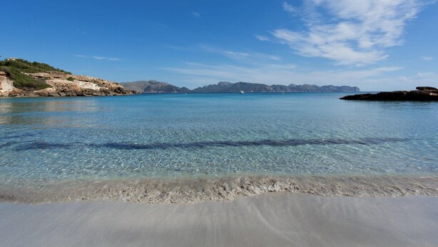 På stranden