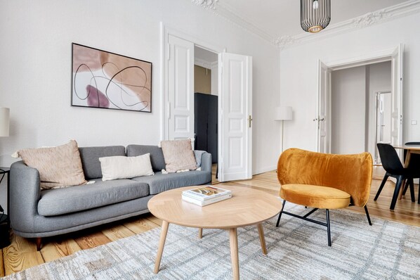 TV, stereo - Modern Charlottenburg 2BR nr Lietzensee, by Blueground (Berlin)