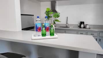 Een koelkast, een magnetron