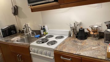 Refrigerador, microondas, horno y parrilla de estufa