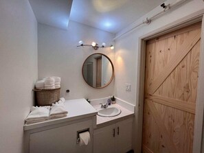 Secador de pelo, toallas, jabón, shampoo