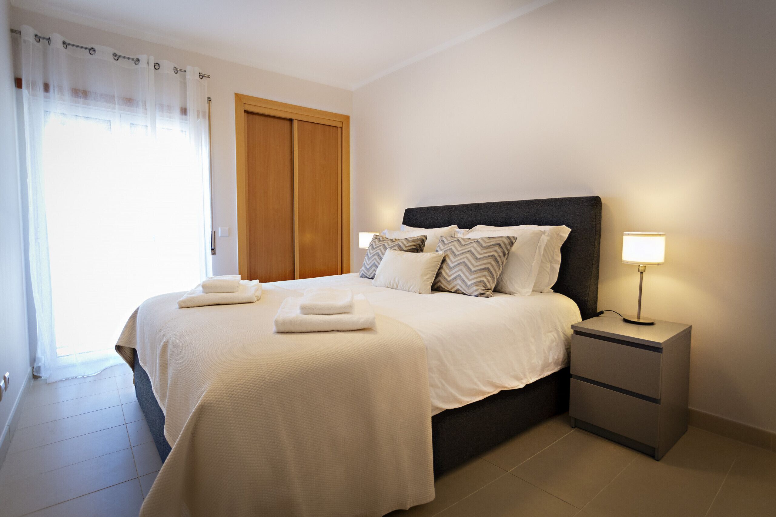 2 habitaciones, tabla de planchar con plancha y wifi gratis 