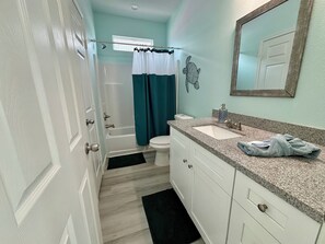 Regadera, secadora de cabello, toallas, jabón 