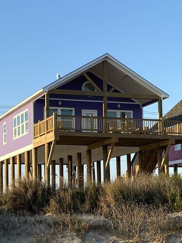 FAMILY BEACH FRONT with amazing ocean views from large patio