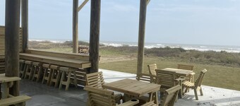 FAMILY BEACH FRONT with amazing ocean views from large patio