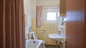 Bidet, Handtücher, Seife, Toilettenpapier