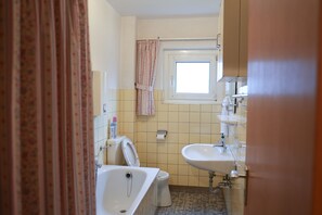 Bidet, Handtücher, Seife, Toilettenpapier