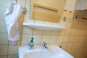Bidet, Handtücher, Seife, Toilettenpapier