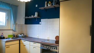 Kühlschrank, Ofen, Wasserkocher mit Kaffee-/Teezubehör