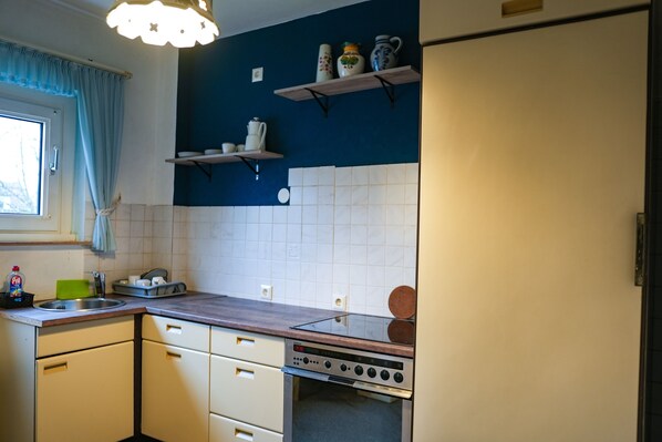 Kühlschrank, Ofen, Wasserkocher mit Kaffee-/Teezubehör