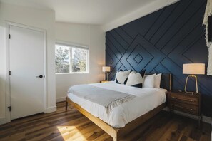 5 Schlafzimmer, Schreibtisch, Bügeleisen/Bügelbrett, Reisekinderbett