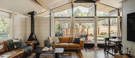 智能電視、壁爐、電子遊戲、足球機