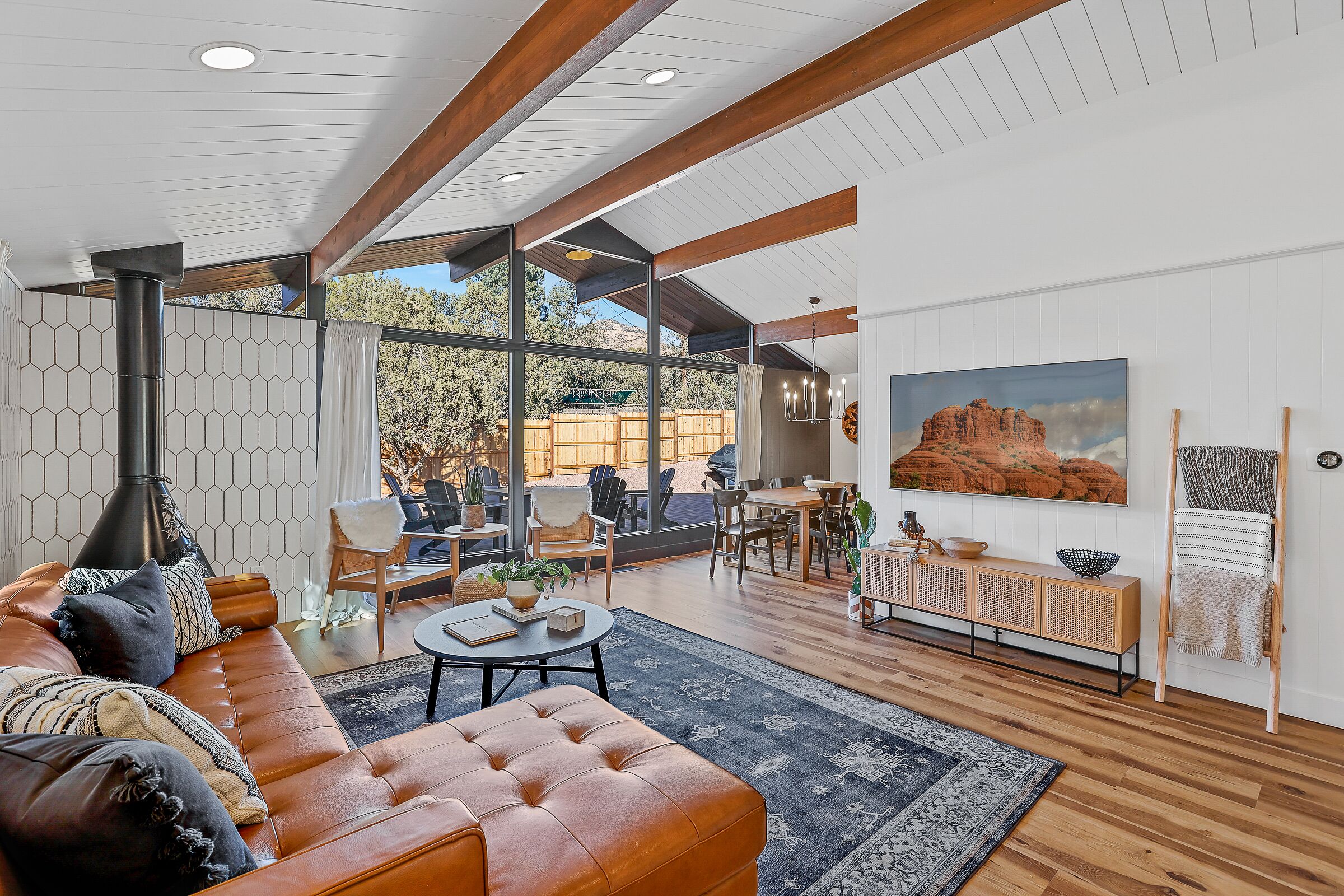 تلفزيون ذكي، مدفأة، ألعاب فيديو، تنس طاولة