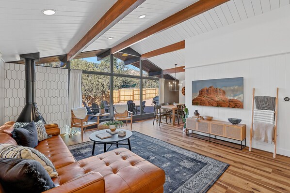 تلفزيون ذكي، مدفأة، ألعاب فيديو، تنس طاولة