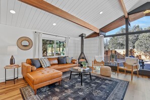 تلفزيون ذكي، مدفأة، ألعاب فيديو، تنس طاولة