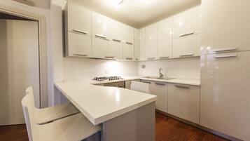 Frigorifero, forno, piano cottura, lavastoviglie