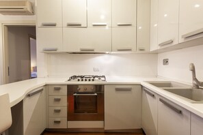 Kühlschrank, Ofen, Herdplatte, Geschirrspüler