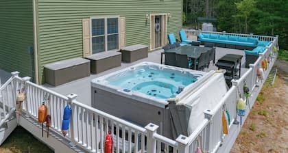 Waterfront Hot Tub Kids Playscape Kayaks Pet Friendly Mini Resort with A/C
