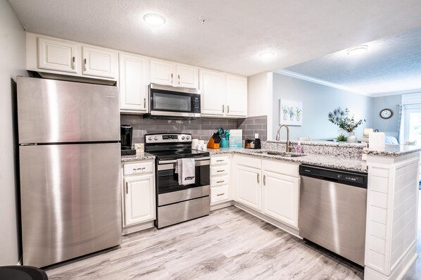 Refrigerador, microondas, horno y parrilla de estufa 