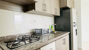 Réfrigérateur, micro-ondes, plaque de cuisson, cafetière/bouilloire