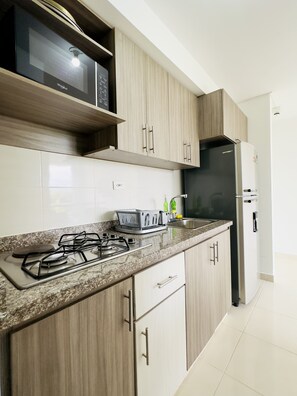 Refrigerador, microondas, parrilla de estufa y cafetera y tetera 