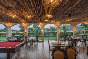 Lobby sitting area - Srina Vilas, Corbett (Ramnagar)