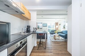 Kühlschrank, Mikrowelle, Ofen, Herdplatte